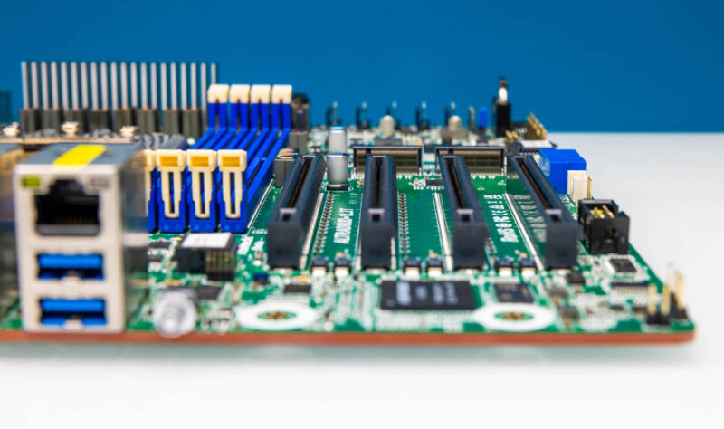 ASRock Rack ALTRAD8UD 1L2T PCIe Slots 2