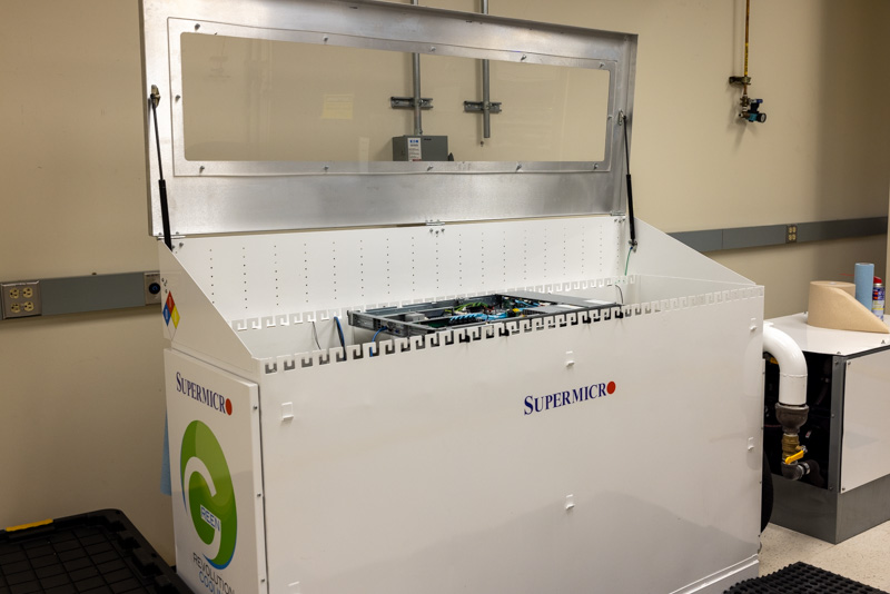Supermicro Liquid Cooling Immersion Tank With Server Ready For Service 1